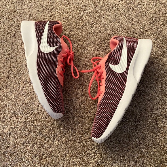 Nike Shoes - Women’s Nike tanjun